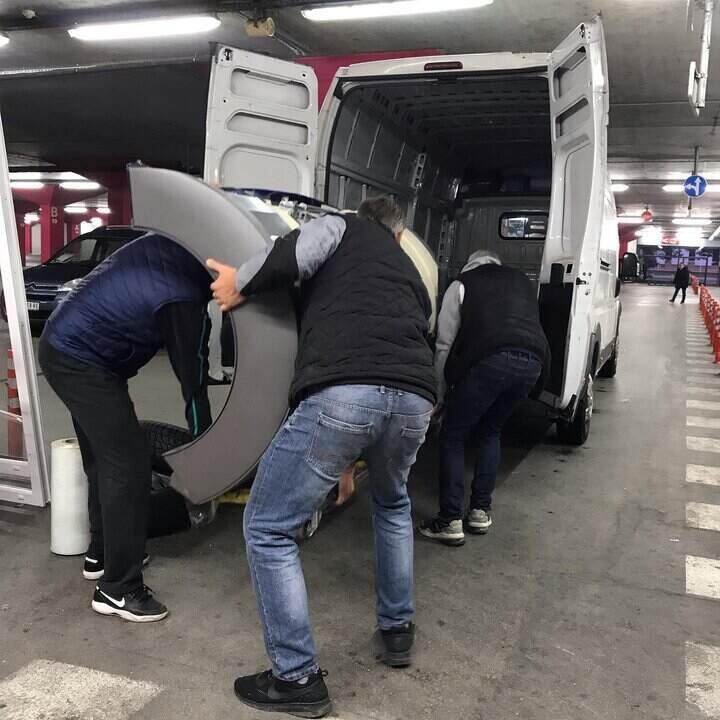 Radnici utovaruju lim u kombi