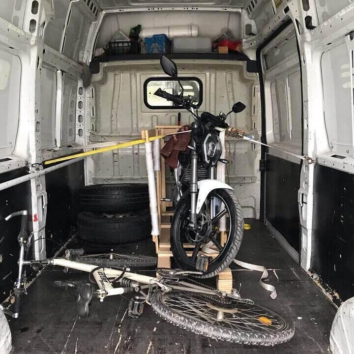 Motor i bicikl u tovarnom delu kombija